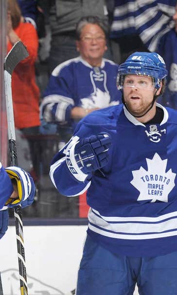 Red-hot Kessel scores 3, Maple Leafs win 6th straight at home